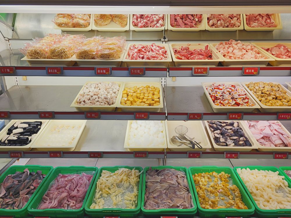 鮮友火鍋彰化旗艦店|超多樣化的吃到飽火鍋店.現切肉品、現包手捲、DIY拉麵、燒烤、蛋糕、炸物、燒賣、手搖飲.環境寬敞舒適適合多人聚餐 - 第21張圖