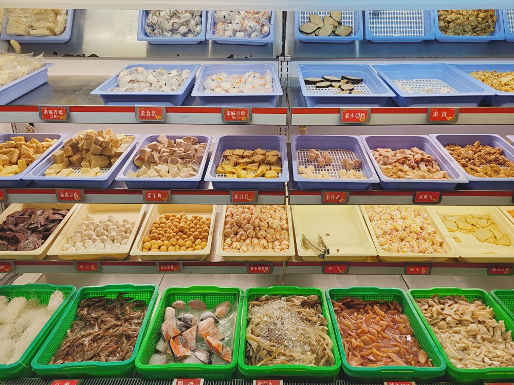 鮮友火鍋彰化旗艦店|超多樣化的吃到飽火鍋店.現切肉品、現包手捲、DIY拉麵、燒烤、蛋糕、炸物、燒賣、手搖飲.環境寬敞舒適適合多人聚餐 - 第22張圖