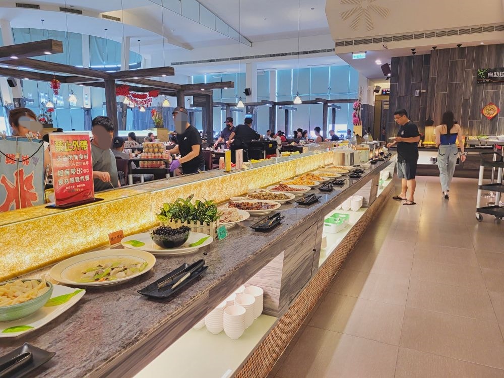 鮮友火鍋彰化旗艦店|超多樣化的吃到飽火鍋店.現切肉品、現包手捲、DIY拉麵、燒烤、蛋糕、炸物、燒賣、手搖飲.環境寬敞舒適適合多人聚餐 - 第27張圖