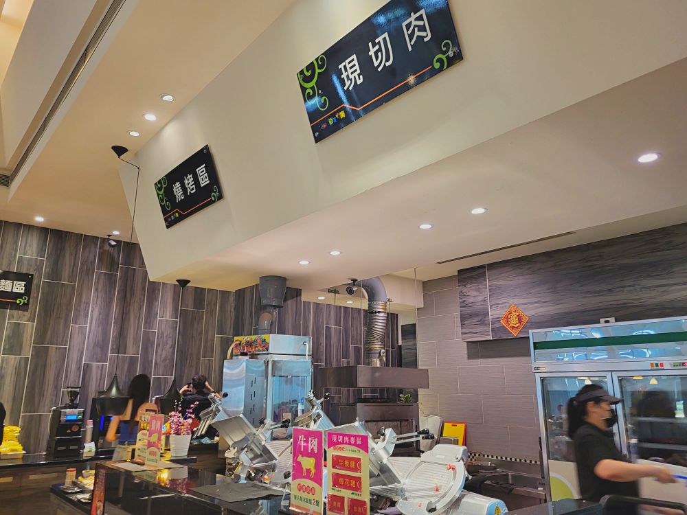 鮮友火鍋彰化旗艦店|超多樣化的吃到飽火鍋店.現切肉品、現包手捲、DIY拉麵、燒烤、蛋糕、炸物、燒賣、手搖飲.環境寬敞舒適適合多人聚餐 - 第23張圖