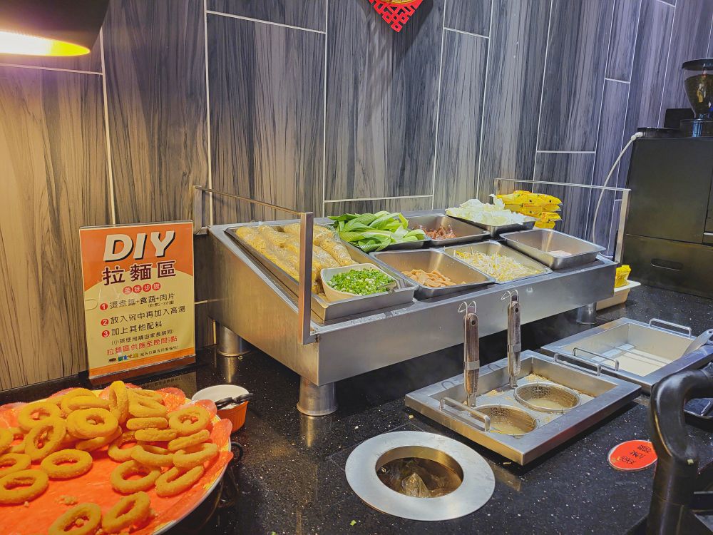 鮮友火鍋彰化旗艦店|超多樣化的吃到飽火鍋店.現切肉品、現包手捲、DIY拉麵、燒烤、蛋糕、炸物、燒賣、手搖飲.環境寬敞舒適適合多人聚餐 - 第30張圖