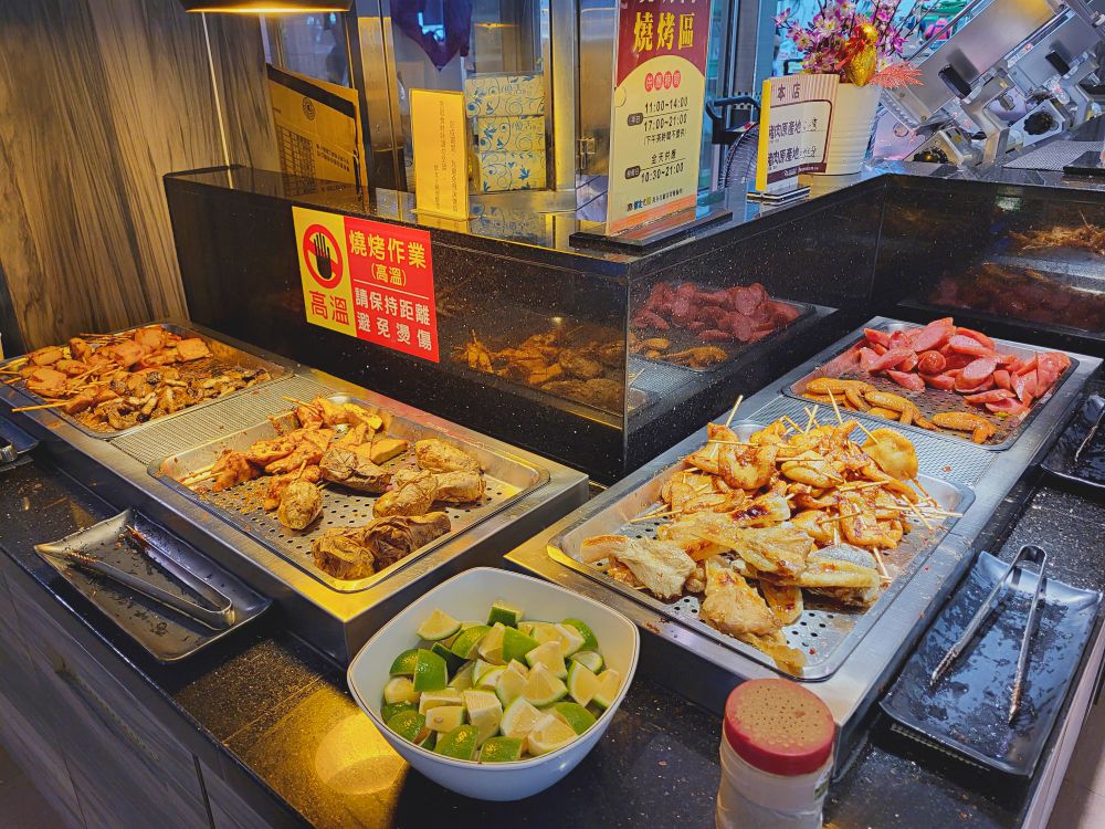 鮮友火鍋彰化旗艦店|超多樣化的吃到飽火鍋店.現切肉品、現包手捲、DIY拉麵、燒烤、蛋糕、炸物、燒賣、手搖飲.環境寬敞舒適適合多人聚餐 - 第34張圖