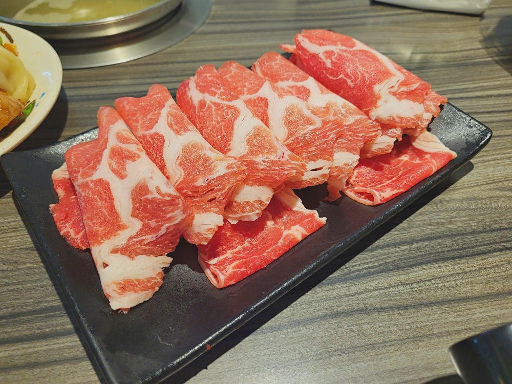 鮮友火鍋彰化旗艦店|超多樣化的吃到飽火鍋店.現切肉品、現包手捲、DIY拉麵、燒烤、蛋糕、炸物、燒賣、手搖飲.環境寬敞舒適適合多人聚餐 - 第25張圖