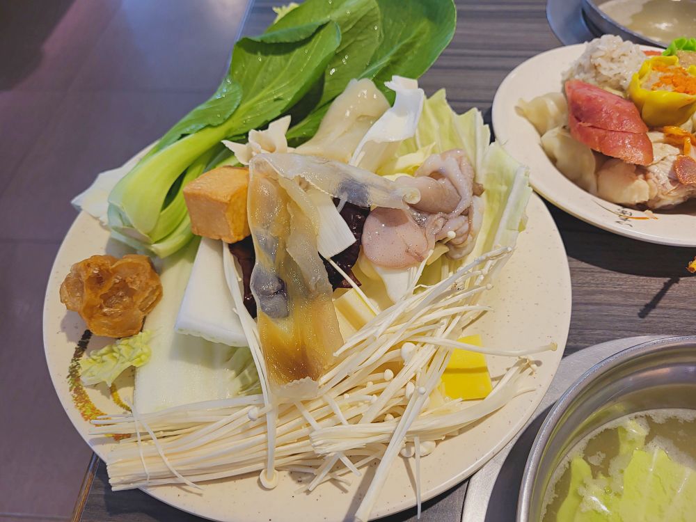 鮮友火鍋彰化旗艦店|超多樣化的吃到飽火鍋店.現切肉品、現包手捲、DIY拉麵、燒烤、蛋糕、炸物、燒賣、手搖飲.環境寬敞舒適適合多人聚餐 - 第15張圖