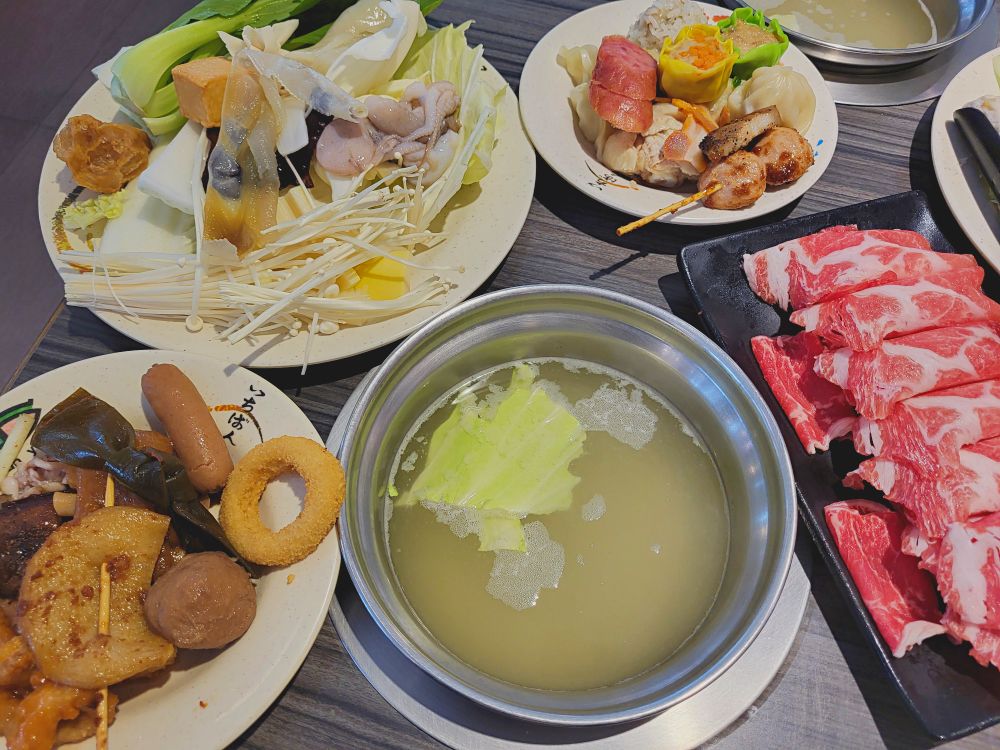 鮮友火鍋彰化旗艦店|超多樣化的吃到飽火鍋店.現切肉品、現包手捲、DIY拉麵、燒烤、蛋糕、炸物、燒賣、手搖飲.環境寬敞舒適適合多人聚餐 - 第14張圖