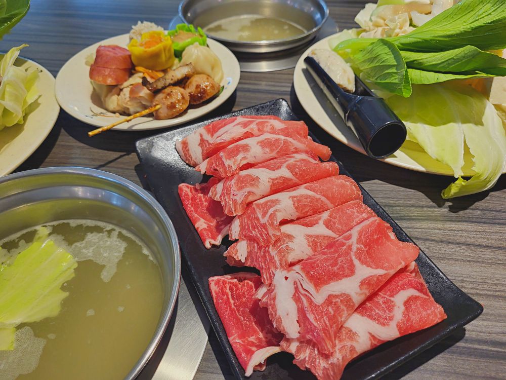 鮮友火鍋彰化旗艦店|超多樣化的吃到飽火鍋店.現切肉品、現包手捲、DIY拉麵、燒烤、蛋糕、炸物、燒賣、手搖飲.環境寬敞舒適適合多人聚餐 - 第16張圖