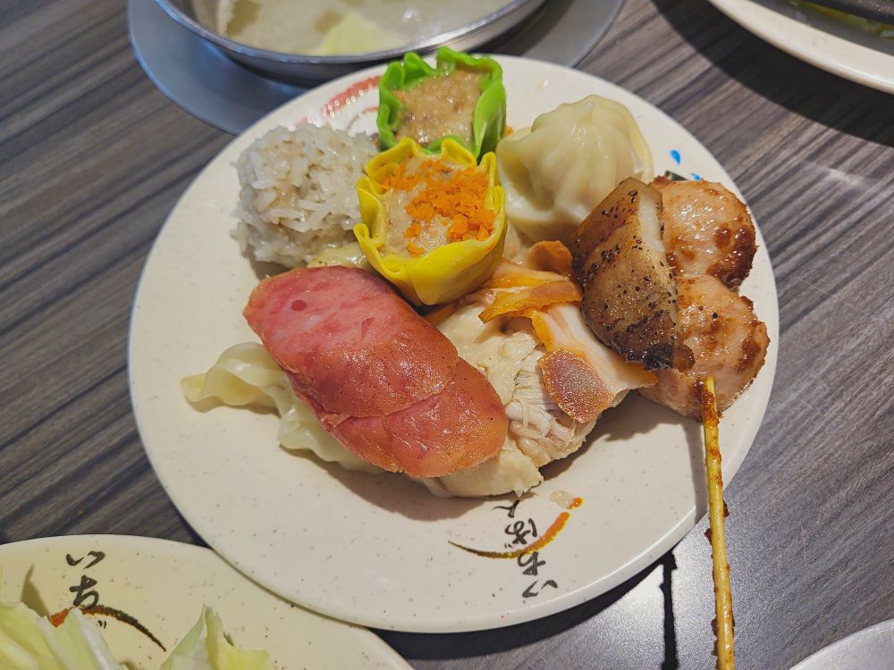 鮮友火鍋彰化旗艦店|超多樣化的吃到飽火鍋店.現切肉品、現包手捲、DIY拉麵、燒烤、蛋糕、炸物、燒賣、手搖飲.環境寬敞舒適適合多人聚餐 - 第18張圖