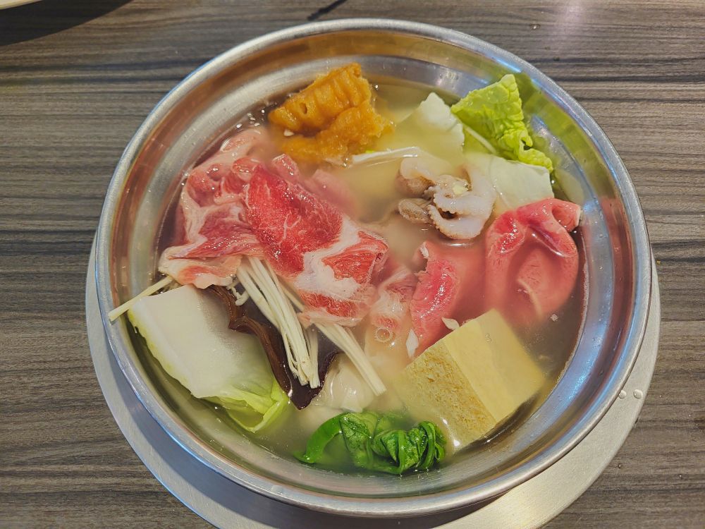 鮮友火鍋彰化旗艦店|超多樣化的吃到飽火鍋店.現切肉品、現包手捲、DIY拉麵、燒烤、蛋糕、炸物、燒賣、手搖飲.環境寬敞舒適適合多人聚餐 - 第13張圖