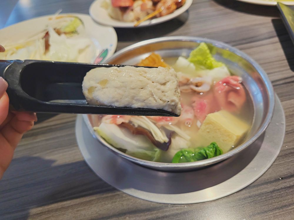 鮮友火鍋彰化旗艦店|超多樣化的吃到飽火鍋店.現切肉品、現包手捲、DIY拉麵、燒烤、蛋糕、炸物、燒賣、手搖飲.環境寬敞舒適適合多人聚餐 - 第19張圖