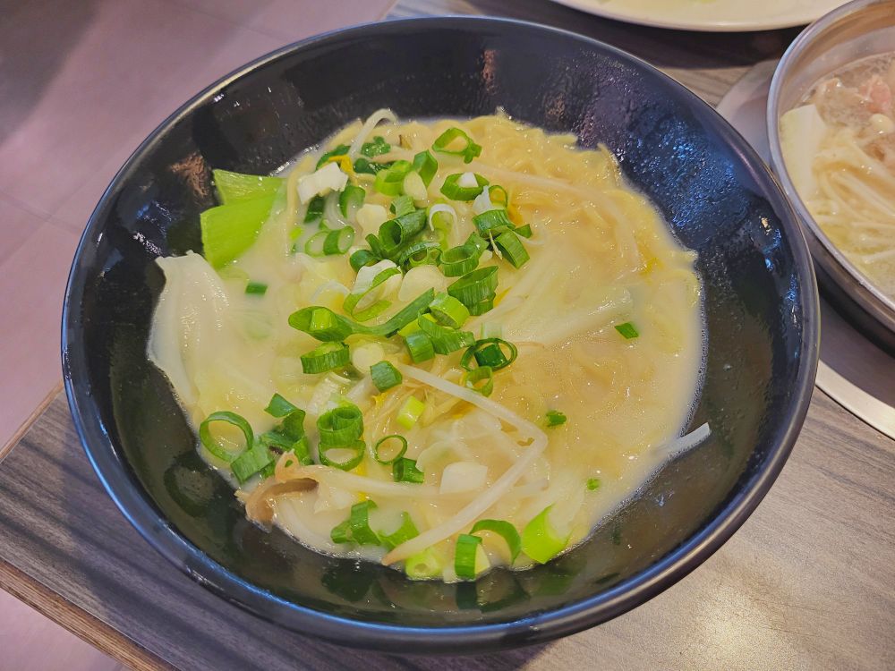 鮮友火鍋彰化旗艦店|超多樣化的吃到飽火鍋店.現切肉品、現包手捲、DIY拉麵、燒烤、蛋糕、炸物、燒賣、手搖飲.環境寬敞舒適適合多人聚餐 - 第31張圖