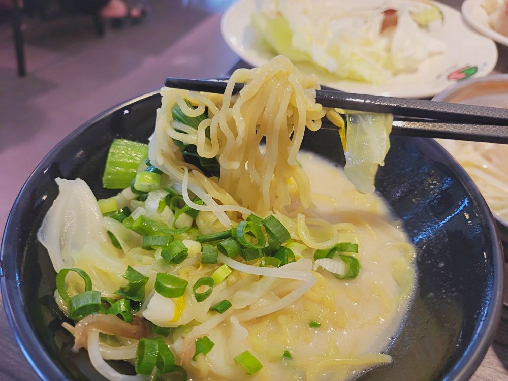 鮮友火鍋彰化旗艦店|超多樣化的吃到飽火鍋店.現切肉品、現包手捲、DIY拉麵、燒烤、蛋糕、炸物、燒賣、手搖飲.環境寬敞舒適適合多人聚餐 - 第32張圖