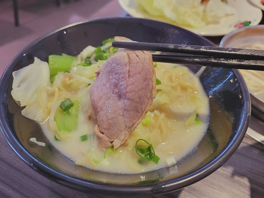 鮮友火鍋彰化旗艦店|超多樣化的吃到飽火鍋店.現切肉品、現包手捲、DIY拉麵、燒烤、蛋糕、炸物、燒賣、手搖飲.環境寬敞舒適適合多人聚餐 - 第33張圖