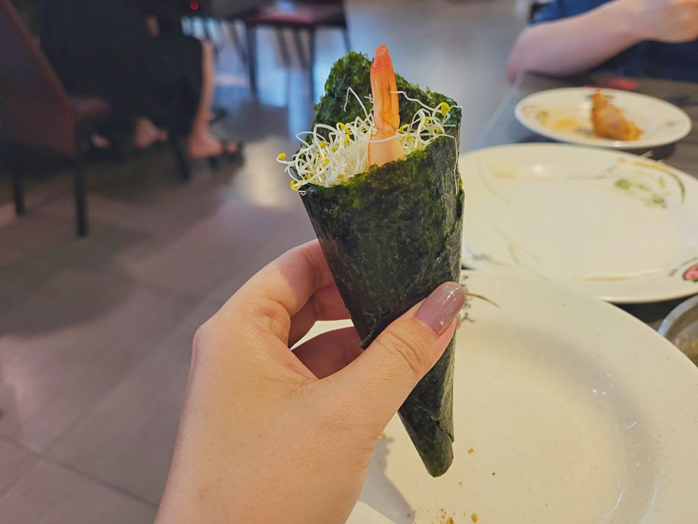 鮮友火鍋彰化旗艦店|超多樣化的吃到飽火鍋店.現切肉品、現包手捲、DIY拉麵、燒烤、蛋糕、炸物、燒賣、手搖飲.環境寬敞舒適適合多人聚餐 - 第38張圖