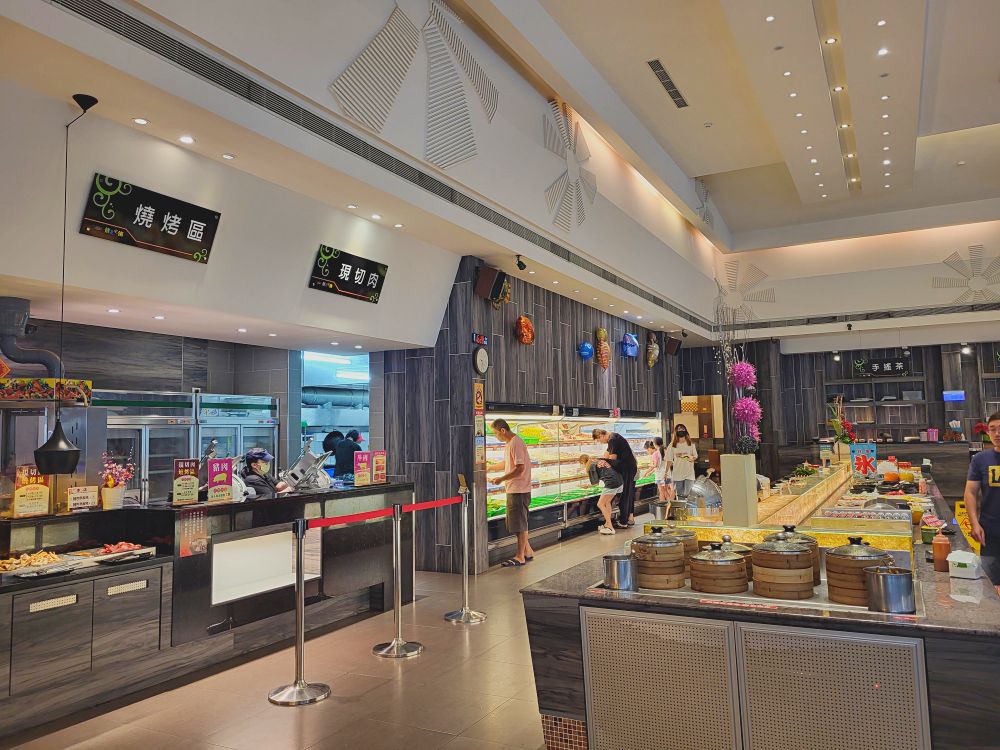 鮮友火鍋彰化旗艦店|超多樣化的吃到飽火鍋店.現切肉品、現包手捲、DIY拉麵、燒烤、蛋糕、炸物、燒賣、手搖飲.環境寬敞舒適適合多人聚餐 - 第11張圖