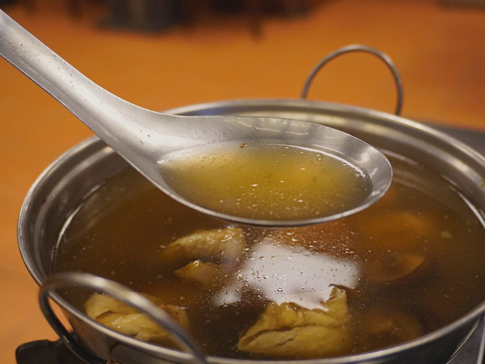 雞大王活蝦啤酒城雞大王|雙人窯烤甕仔雞套餐.餐點內容豐盛有香菇雞湯、高麗菜、雞油拌飯、煎豬肝、煎薣豆腐.清境農場旁好停車 - 第12張圖