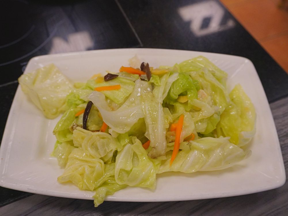 雞大王活蝦啤酒城雞大王|雙人窯烤甕仔雞套餐.餐點內容豐盛有香菇雞湯、高麗菜、雞油拌飯、煎豬肝、煎薣豆腐.清境農場旁好停車 - 第16張圖