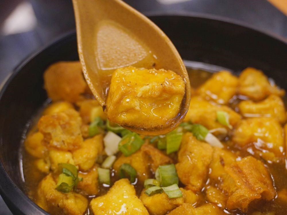 雞大王活蝦啤酒城雞大王|雙人窯烤甕仔雞套餐.餐點內容豐盛有香菇雞湯、高麗菜、雞油拌飯、煎豬肝、煎薣豆腐.清境農場旁好停車 - 第20張圖