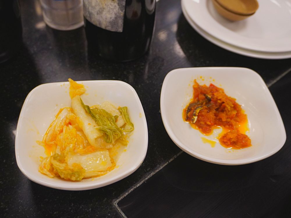 雞大王活蝦啤酒城雞大王|雙人窯烤甕仔雞套餐.餐點內容豐盛有香菇雞湯、高麗菜、雞油拌飯、煎豬肝、煎薣豆腐.清境農場旁好停車 - 第11張圖