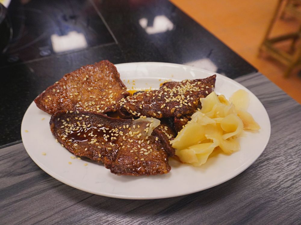 雞大王活蝦啤酒城雞大王|雙人窯烤甕仔雞套餐.餐點內容豐盛有香菇雞湯、高麗菜、雞油拌飯、煎豬肝、煎薣豆腐.清境農場旁好停車 - 第17張圖