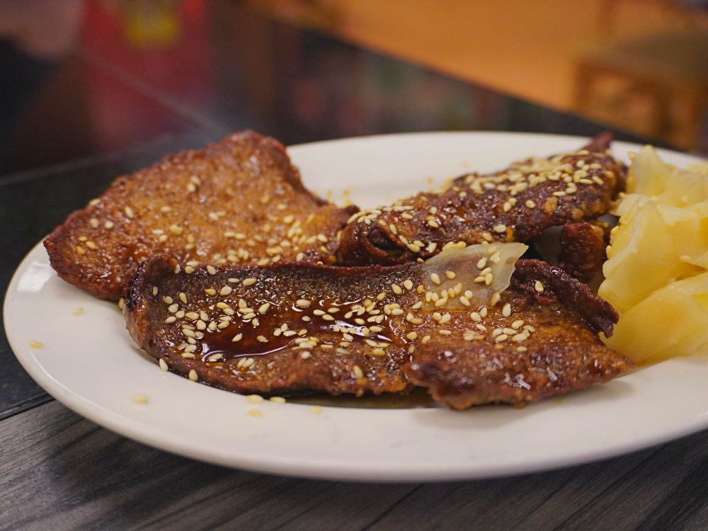 雞大王活蝦啤酒城雞大王|雙人窯烤甕仔雞套餐.餐點內容豐盛有香菇雞湯、高麗菜、雞油拌飯、煎豬肝、煎薣豆腐.清境農場旁好停車 - 第18張圖