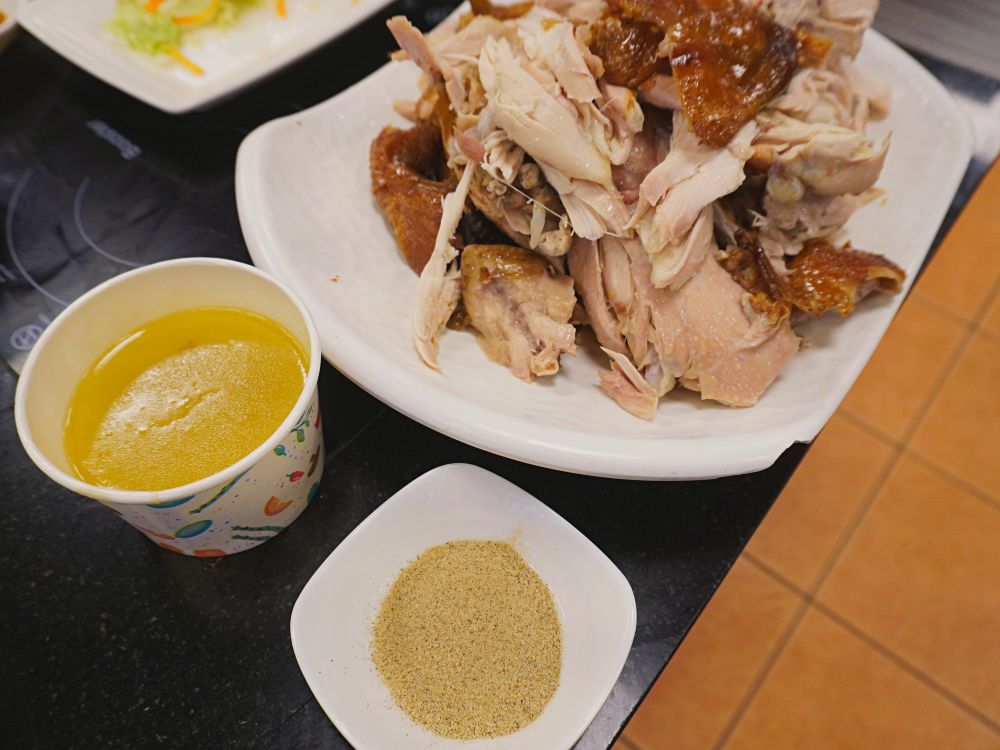 雞大王活蝦啤酒城雞大王|雙人窯烤甕仔雞套餐.餐點內容豐盛有香菇雞湯、高麗菜、雞油拌飯、煎豬肝、煎薣豆腐.清境農場旁好停車 - 第25張圖