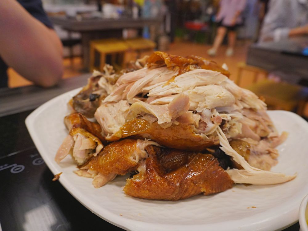 雞大王活蝦啤酒城雞大王|雙人窯烤甕仔雞套餐.餐點內容豐盛有香菇雞湯、高麗菜、雞油拌飯、煎豬肝、煎薣豆腐.清境農場旁好停車 - 第24張圖