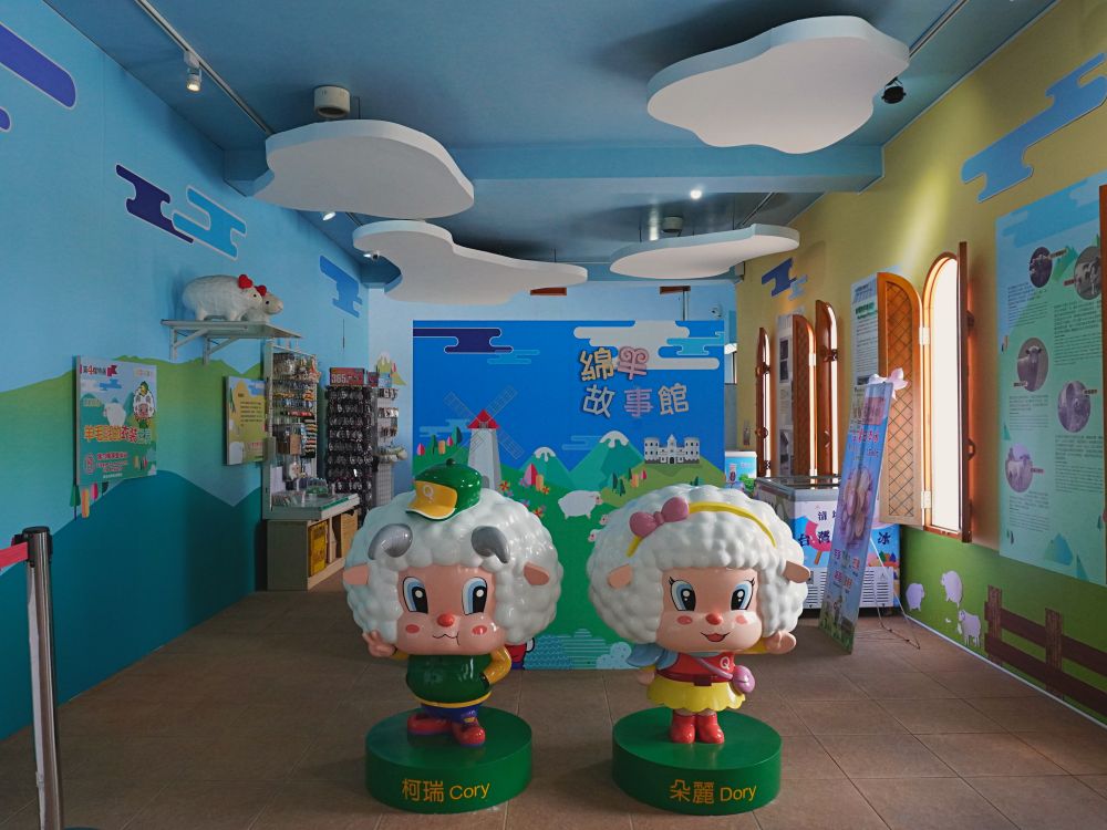 清境農場青青草原|近距離餵食羊咩咩.與羊群們一起漫步在草皮上.超厲害必看馬術表演秀.全家都適合來玩的景點 - 第50張圖